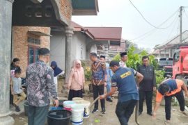 Pemkab Dharmasraya salurkan 238.500 liter air bersih atasi dampak kekeringan