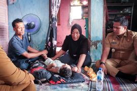 Wabup Sergai serahkan kursi roda untuk balita di Lubuk Rotan