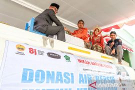 Mereka berijab kabul di truk tanki air