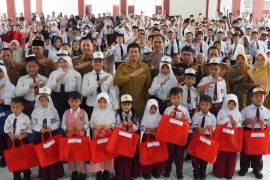 Pemkab Bengkulu Utara salurkan 8.864 setel seragam sekolah gratis
