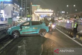Taksi terguling usai tabrak pembatas jalan dekat GT Tebet 2