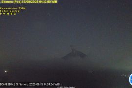 Gunung Semeru erupsi lagi, kini disertai suara gemuruh kuat