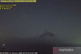 Gunung Semeru erupsi disertai suara gemuruh kuat