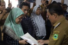 Pemkab Kuningan menyerahkan 1.653 sertifikat program PTSL kepada warga