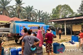 Polisi salurkan 10.000 liter air untuk warga Muba