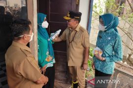 Gubernur Kalteng antar bantuan lansia langsung ke rumah saat karhutla