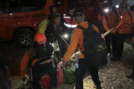 Tim SAR gabungan evakuasi pendaki WNA Gunung Rinjani dengan selamat