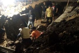 Seorang tewas tertimbun tembok galian drainase di Gowa