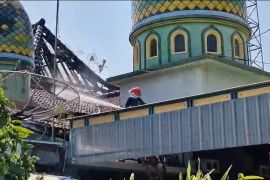 Damkar padamkan kebakaran masjid Ponorogo