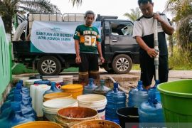 APHI Jambi bagikan air bersih untuk warga Rawa Pudak terdampak kemarau