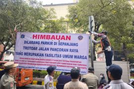 Petugas tertibkan parkir liar dan pasang spanduk larangan di Glodok