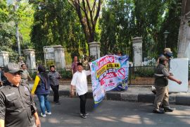 Pemkot Jakbar bongkar lapak penjual obat keras di Palmerah