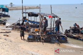 Satpolairud Bangka Barat bongkar ponton tambang ilegal bijih timah
