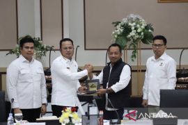 Gubernur Kaltim targetkan seluruh desa teraliri listrik PLN pada 2027