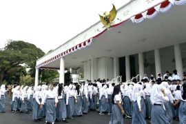 Ratusan siswa SMAN 37 belajar sejarah langsung di Istana
