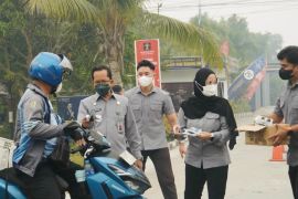 Kemenkum Kalteng bagikan masker untuk warga terdampak kabut asap