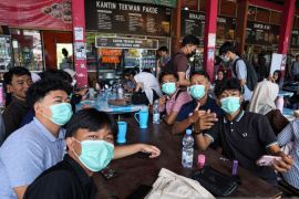 PT WKS bersama FH UNJA bagikan 6.000 masker kepada mahasiswa