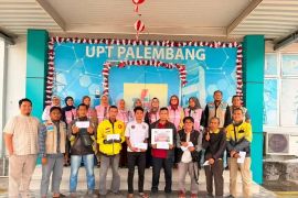 YBM dan Srikandi PLN UPT Palembang salurkan bantuan modal usaha bagi pengemudi Ojek Online