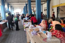 Terminal Tirtonadi Surakarta peringati Harhubnas dengan gerakan pangan murah