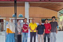 Dorong Masjid mandiri energi, Tim pengabdian UNP pasang PLTS Off-Grid di Masjid Nurul Wujud