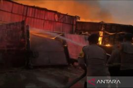 Polda Metro Jaya bantu padamkan kebakaran 26 gudang di Tangerang