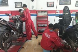 Bengkel SMK Harapan Mulya Kabupaten Kendal mampu layani setidaknya 200 motor per bulan