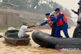 Ditpolairud Jambi sambangi warga pinggir sungai bagikan masker