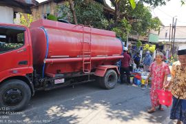 Pemprov Sulsel salurkan air bersih ke sejumah lokasi kekeringan di Makassar dan Maros
