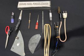 Lapas Semarang mengamankan gunting dan senjata tajam rakitan
