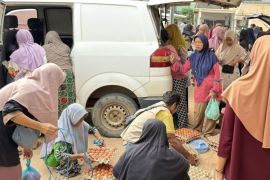 Minyak goreng dan telur jadi incaran warga di pasar murah Batam