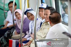Prabowo jajal LRT Kelapa Gading-Manggarai bersama pelajar