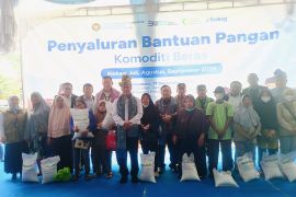 Serahkan bantuan pangan beras di Pekanbaru, Mentan sebut ini tak lagi dari luar negeri