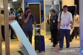 Tim penyidik KPK keluar gedung Kementerian ATR/BPN bawa tiga koper