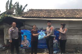Satlantas Polres Lamsel bagikan sembako kepada warga di pesisir Canti