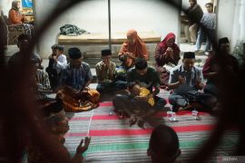 Warga dan keluarga penumpang KM Virgo di Tulungagung gelar doa bersama