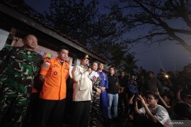 SAR team ends 10-day search for missing journalists in Sunda Strait