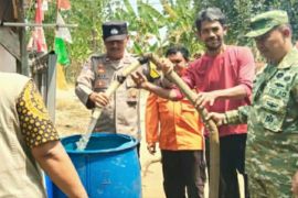 Polresta Karawang bersama TNI kirim air bersih ke Telukjambe