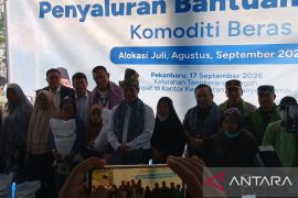 Mentan Amran Sulaiman salurkan bantuan beras untuk puluhan ribu KPM di Pekanbaru