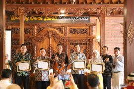 Hari Pelanggan Nasional, PLN UID Yogyakarta raih apresiasi TJSL dari Pemkab Bantul