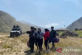 TNI orders air evacuation for OPM victim's widow in Papua