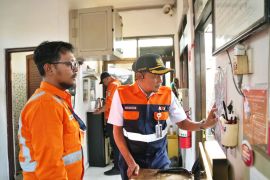 KAI Madiun cek kesiapan petugas PJL pastikan keselamatan perjalanan KA