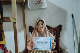 PLN Salurkan santunan untuk ringankan beban lansia penyintas stroke di Aceh Timur