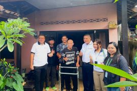 Kaki palsu plastik daur ulang bantu Made Maruta asal Gianyar kembali beraktivitas