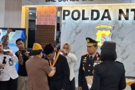 Kapolda dan Wagub NTT menerima Bintang Kehormatan dari LVRI
