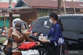 Imigrasi Tanjung Jabung Barat bersama pihak swasta bagikan 3.000 masker di tengah kabut asap