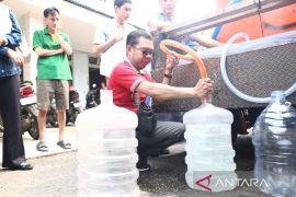Diskominfo Kota Pontianak salurkan air bersih untuk penuhi kebutuhan warga