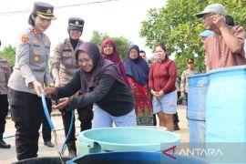 Sejumlah instansi di Bangka Barat salurkan bantuan air bersih
