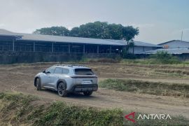 Toyota uji coba Toyota bZ4X Touring di medan off-road