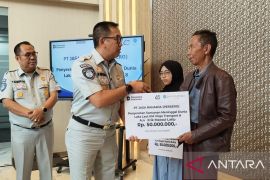 Jasa Raharja menyerahkan santunan kepada ahli waris korban kapal KM Virgo Transport 8