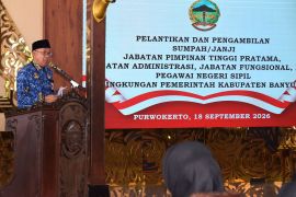 Bupati Banyumas melantik 290 PNS untuk perkuat pelayanan publik